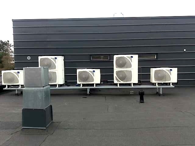 Turun messukeskus: 2kplpakaste- ja kpl plussakoneita._keittiossa_2kpl_pakastehuoneita_ja_6kpl_plussahuoneit